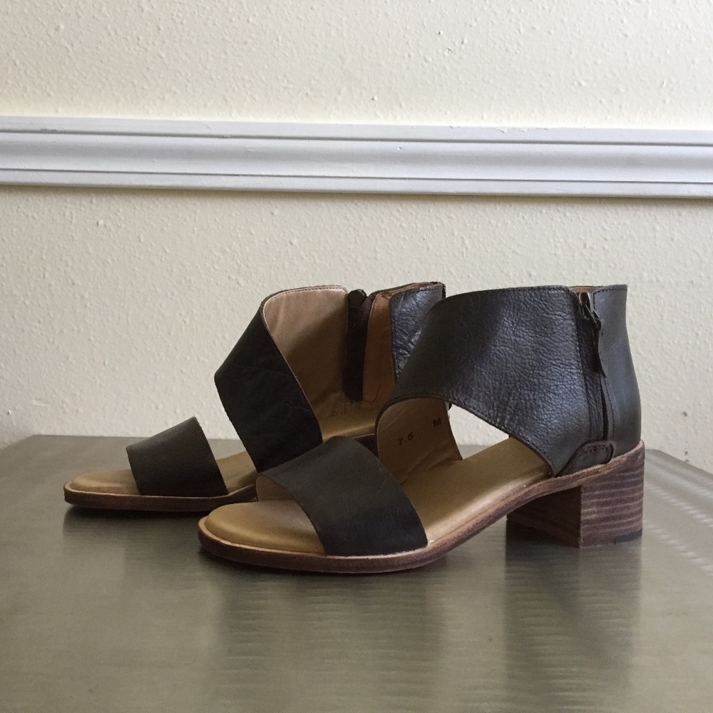 NWOT Gee' WaWa Blanche Leather Sandals